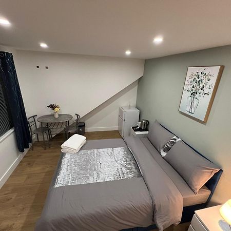Modern Suite 1 Feltham Buitenkant foto