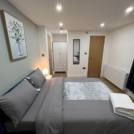 Modern Suite 1 Feltham Buitenkant foto