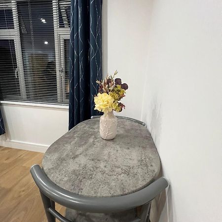 Modern Suite 1 Feltham Buitenkant foto