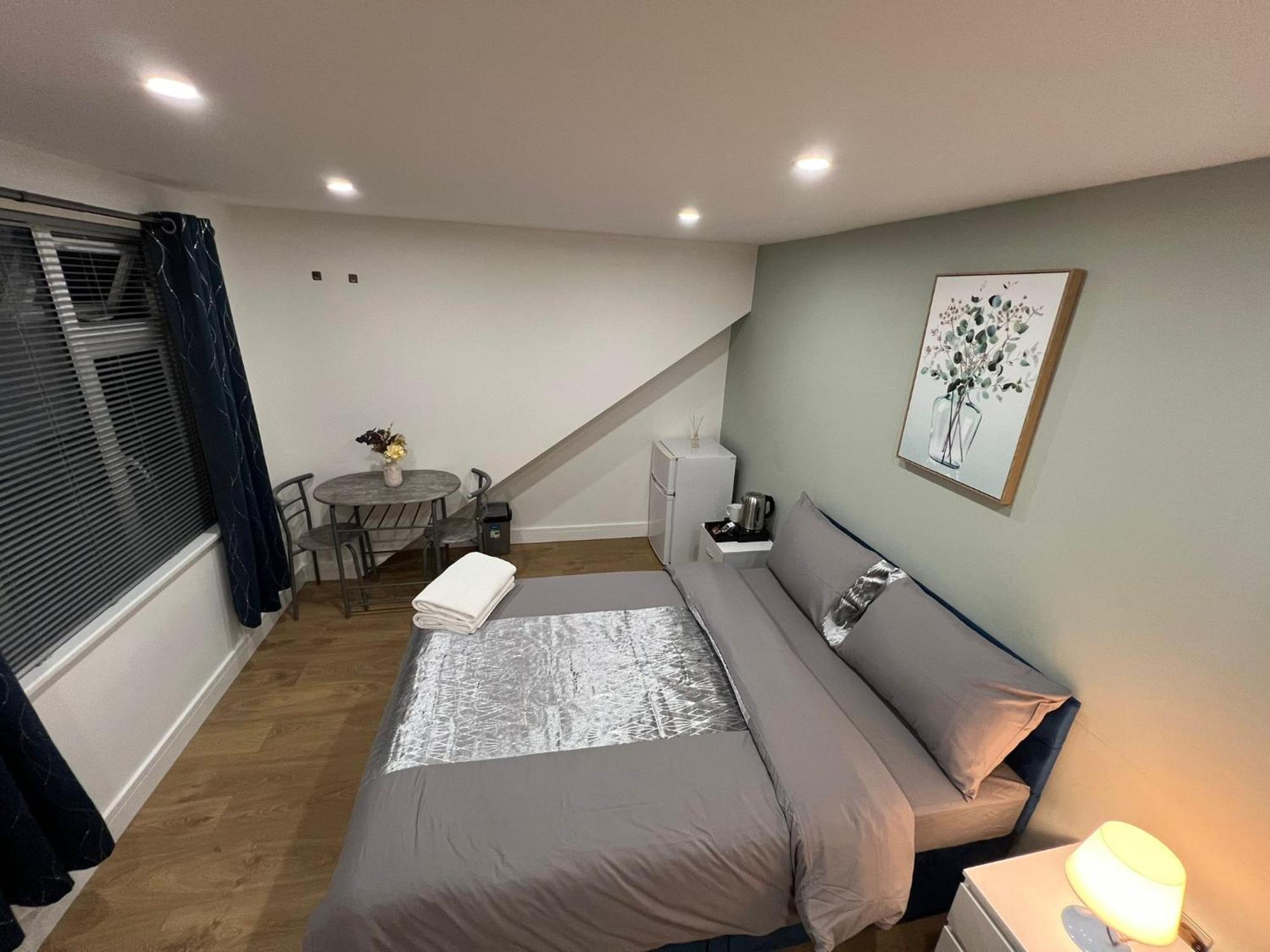 Modern Suite 1 Feltham Buitenkant foto