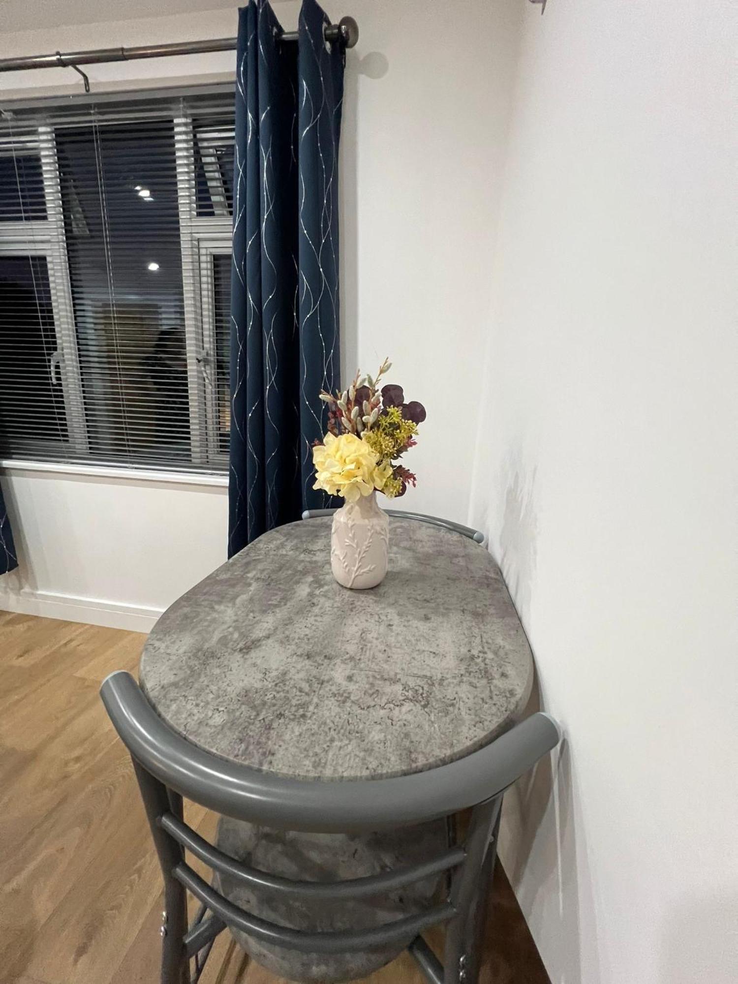 Modern Suite 1 Feltham Buitenkant foto